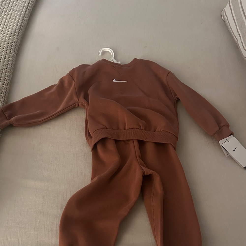 Nike Kids Brown Sweatpants and Sweatshirt Set